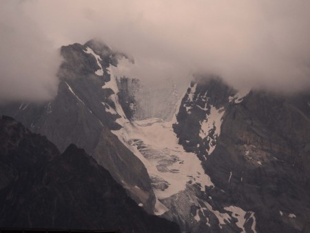 Un glacier dans son nuage